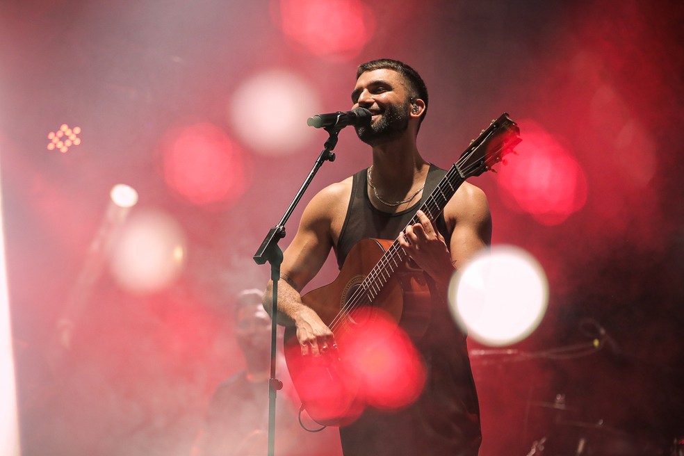 O cantor brasileiro Silva durante apresentação — Foto: Álvaro Heculano/Divulgação